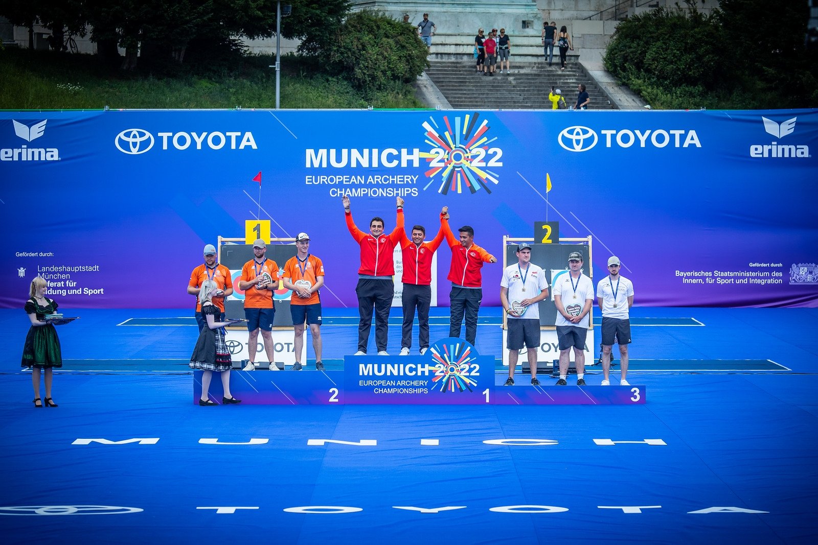 Petenis Turki Batuhan Akçaoğlu, Emircan Haney dan Yakup Yıldız (tengah), merayakan kemenangan emas dalam final acara beregu putra pada Kejuaraan Panahan Eropa 2022, 11 Juni, Munich, Jerman.  (Foto Archeryeurope.org)