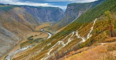 Skippers Canyon road is a historical path north of New Zealand&#039;s Queenstown, completed when the need for transportation increased as it became a popular area for gold mining in the 1800s. (Shutterstock Photo)