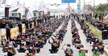 Unionized truckers of the Korean Confederation of Trade Unions chant slogans during a rally in Incheon, South Korea, June 7, 2022. (EPA Photo)