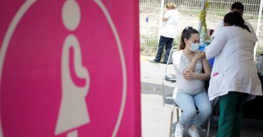 A pregnant woman receives a dose of Sinovac&#039;s CoronaVac COVID-19 vaccine during a mass vaccination program in Apodaca, on the outskirts of Monterrey, Mexico May 25, 2021. (REUTERS Photo)