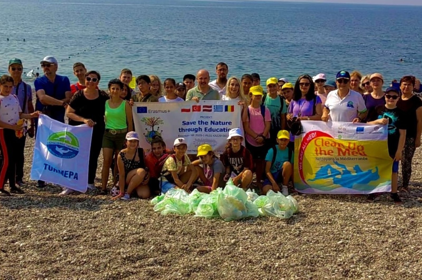 Siswa memimpin upaya pembersihan di Pantai Konyaaltı Antalya