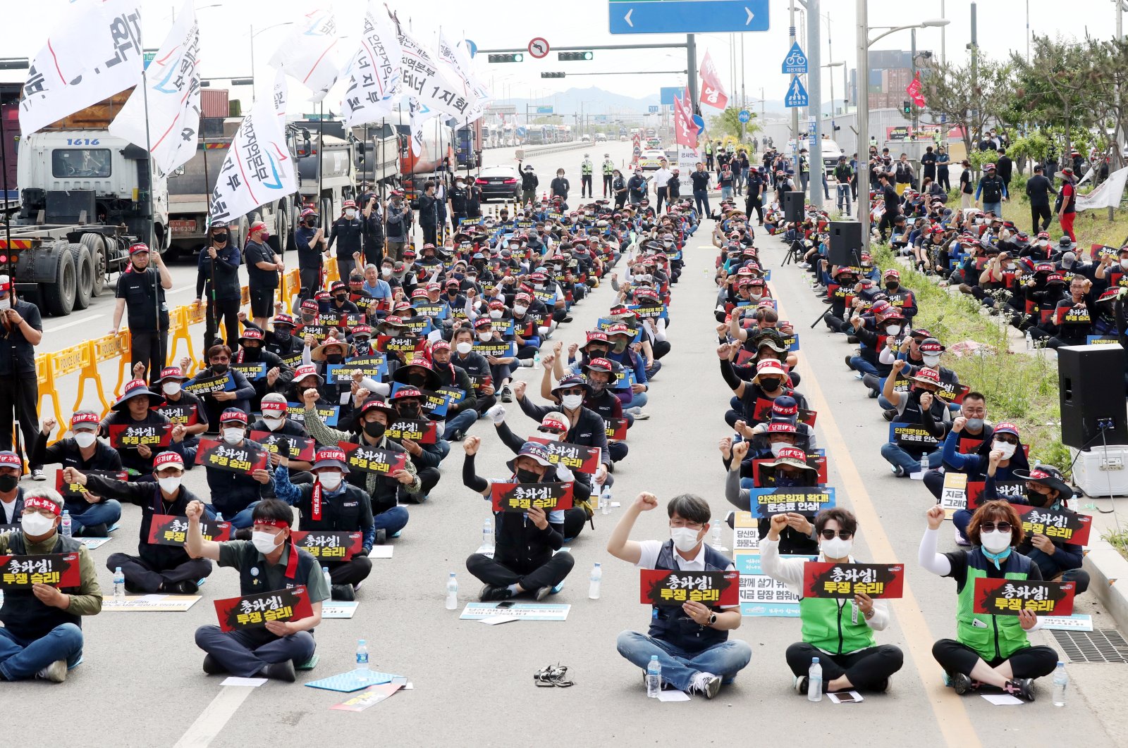 Unionized truckers of the Korean Confederation of Trade Unions chant slogans during a rally in Incheon, South Korea, June 7, 2022. (EPA Photo)