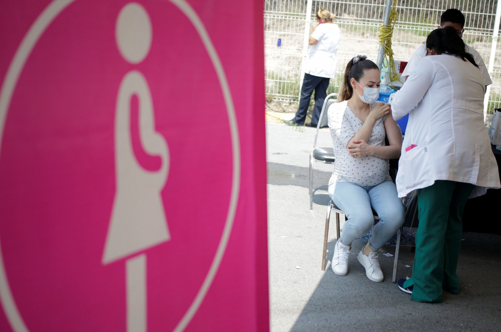 A pregnant woman receives a dose of Sinovac&#039;s CoronaVac COVID-19 vaccine during a mass vaccination program in Apodaca, on the outskirts of Monterrey, Mexico May 25, 2021. (REUTERS Photo)
