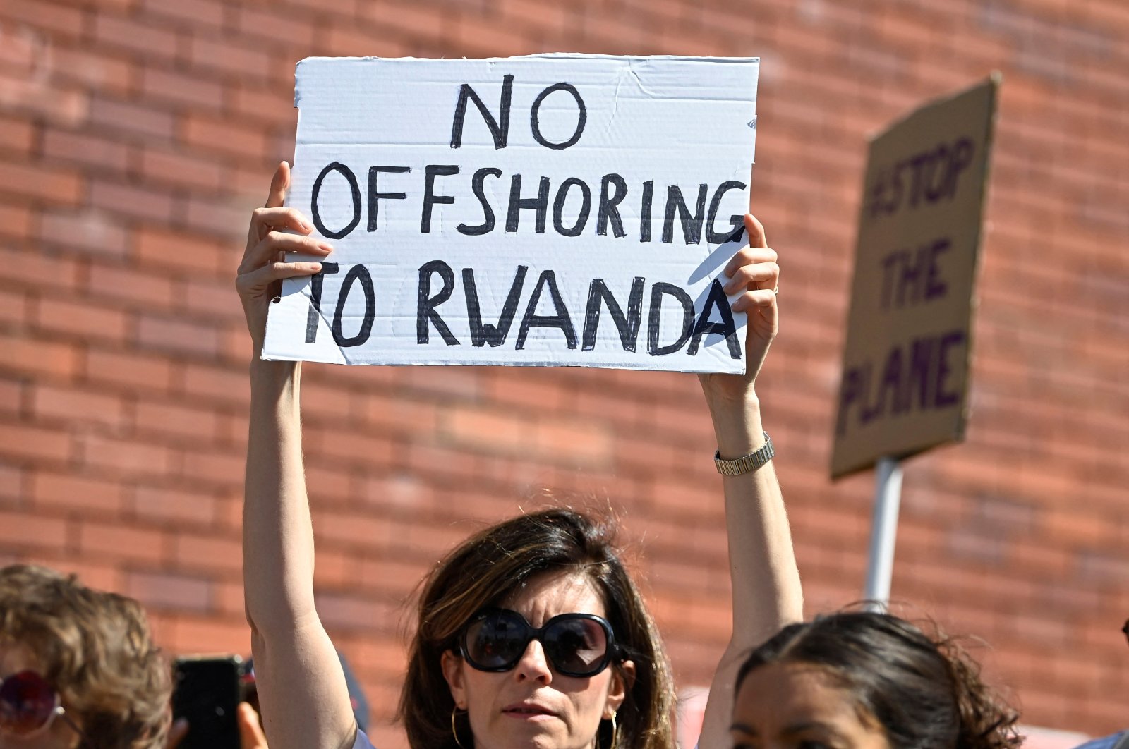 ‘No Rwanda’: Para pengunjuk rasa mengecam rencana deportasi Inggris