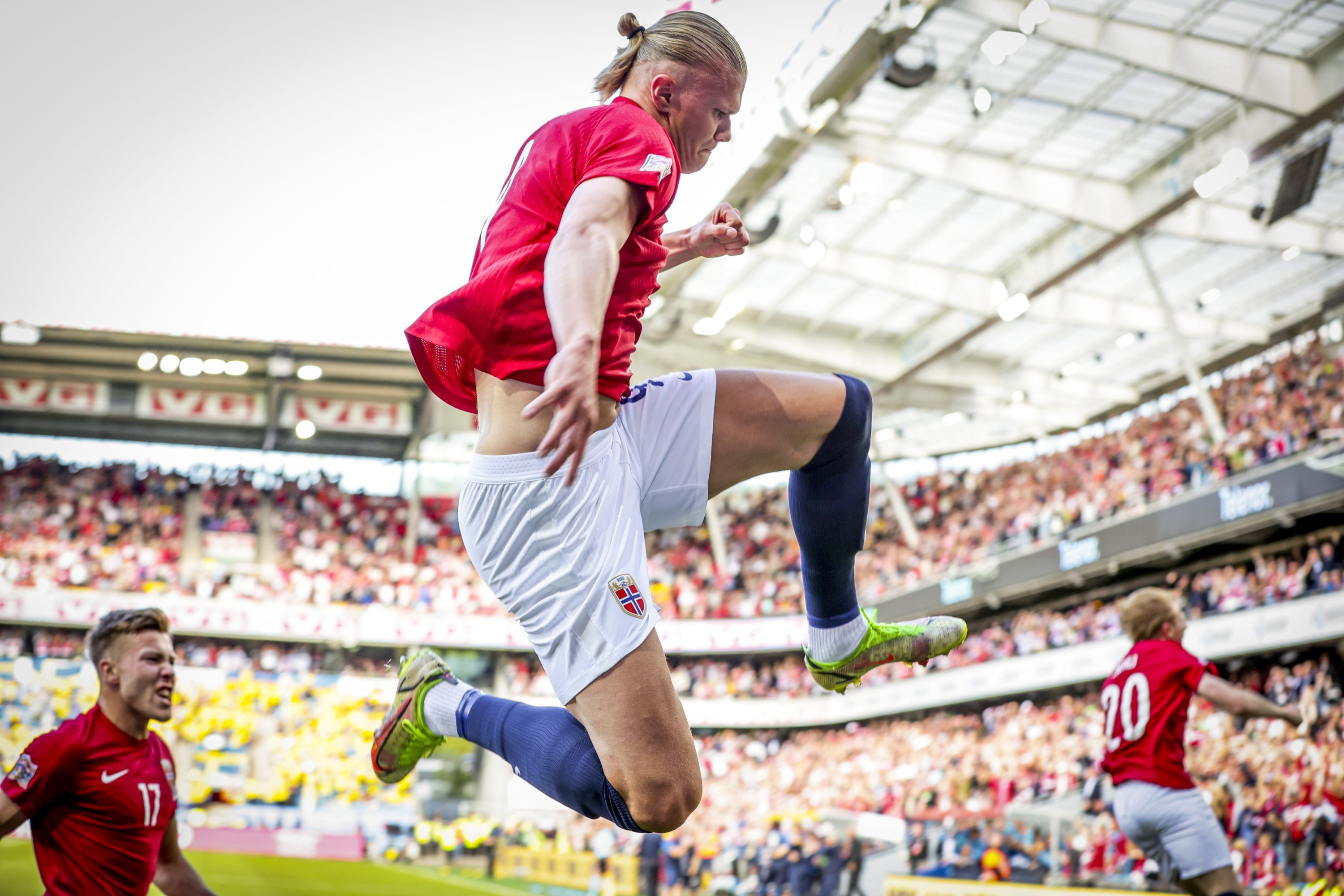 Erling Haaland dari Norwegia merayakan golnya dalam pertandingan UEFA Nations League melawan Swedia, Oslo, Norwegia, 12 Juni 2022. (EPA Photo)