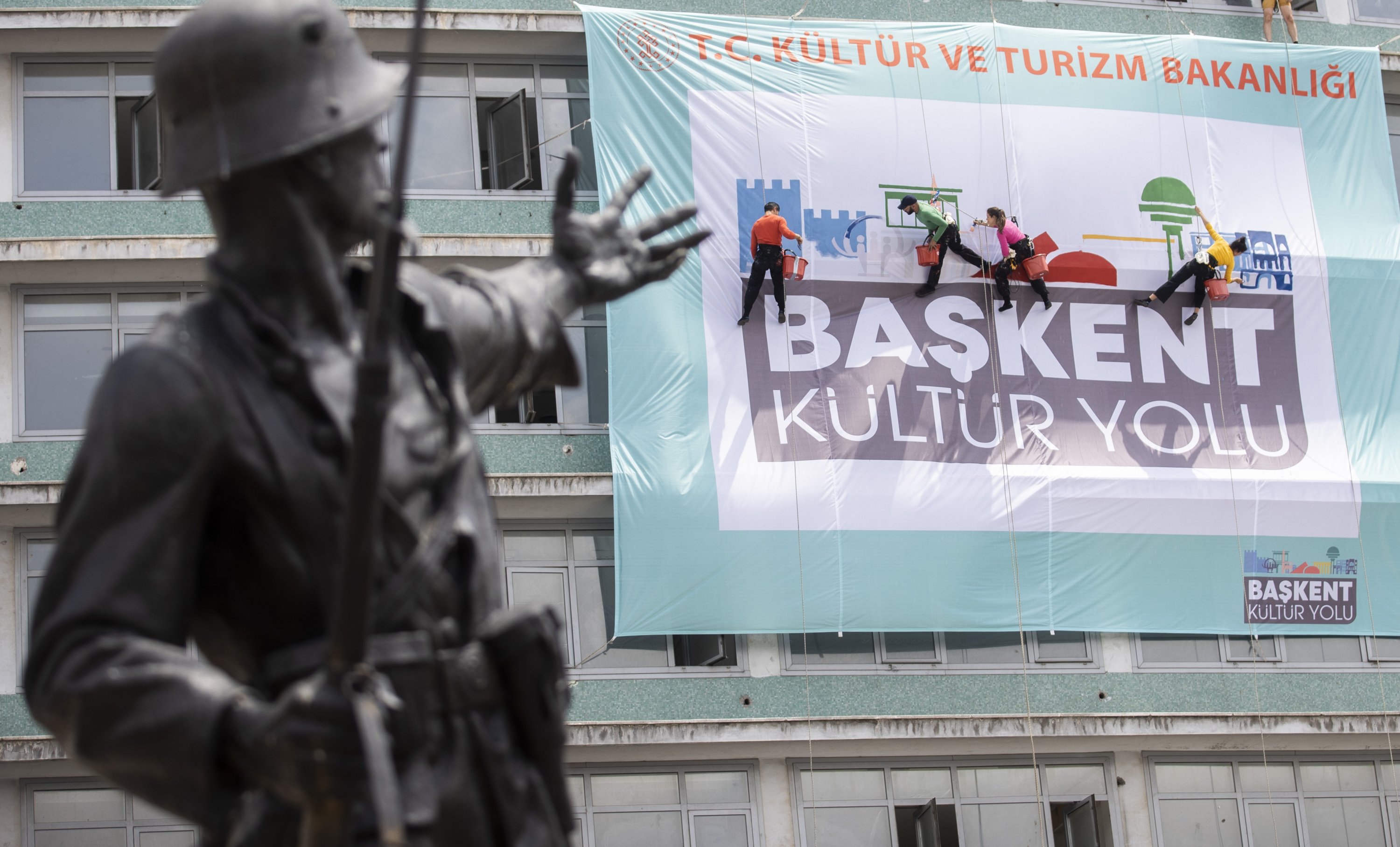 Rombongan performance Prancis Les Passagers yang datang ke Ankara sebagai bagian dari Culture Road Festival, tampil di ketinggian 35 meter di gedung yang terletak di Ulus Square, Ankara, Turki, 11 Juni 2022. (AA Photo)