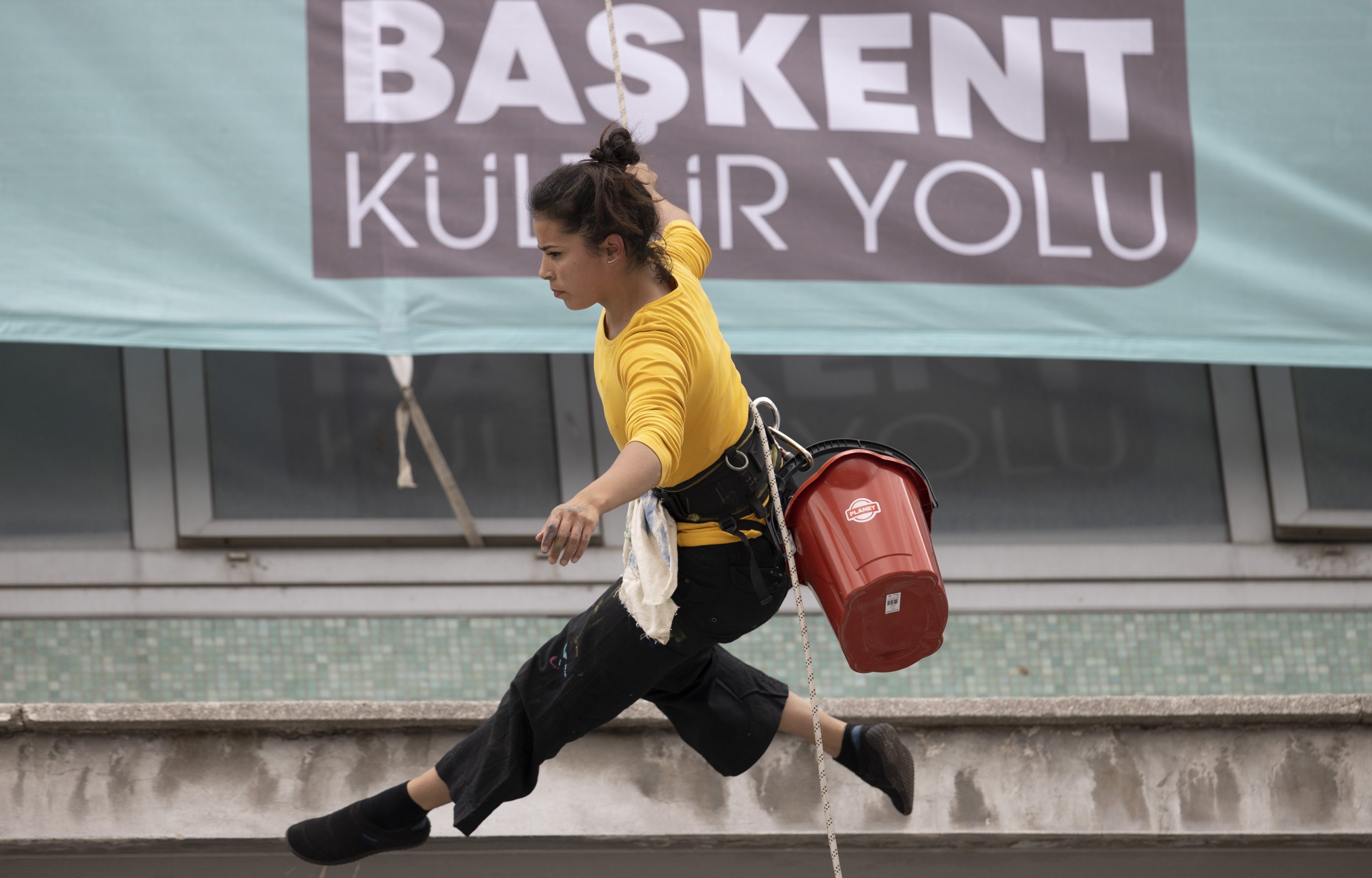 Rombongan performance Prancis Les Passagers yang datang ke Ankara sebagai bagian dari Culture Road Festival, tampil di ketinggian 35 meter di gedung yang terletak di Ulus Square, Ankara, Turki, 11 Juni 2022. (AA Photo)