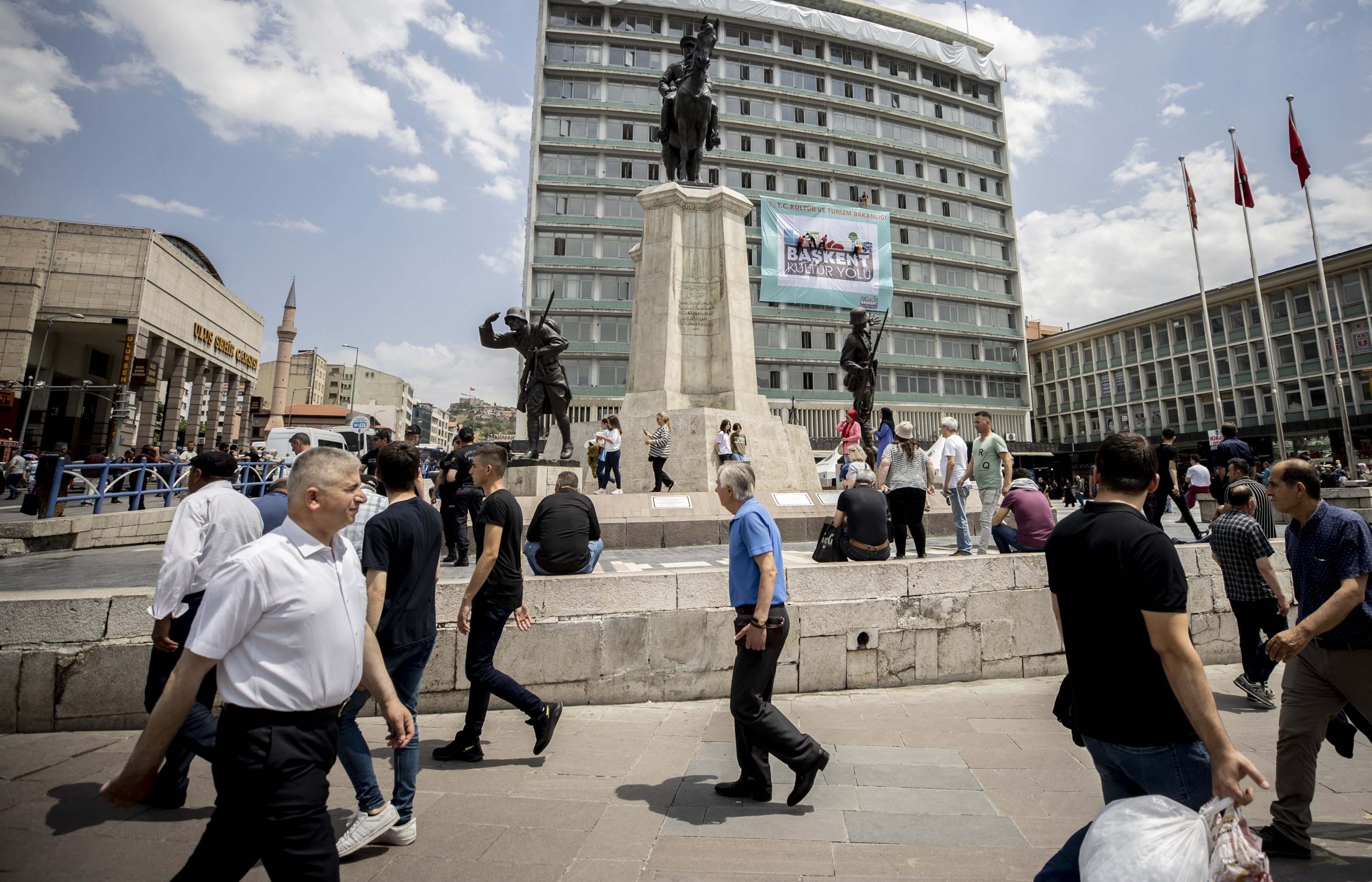 Rombongan performance Prancis Les Passagers yang datang ke Ankara sebagai bagian dari Culture Road Festival, tampil di ketinggian 35 meter di gedung yang terletak di Ulus Square, Ankara, Turki, 11 Juni 2022. (AA Photo)