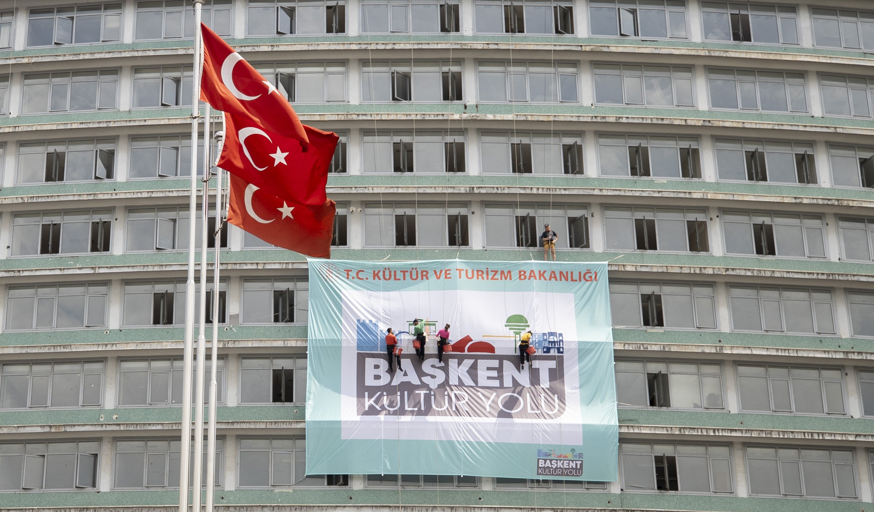 Rombongan performance Prancis Les Passagers yang datang ke Ankara sebagai bagian dari Culture Road Festival, tampil di ketinggian 35 meter di gedung yang terletak di Ulus Square, Ankara, Turki, 11 Juni 2022. (AA Photo)