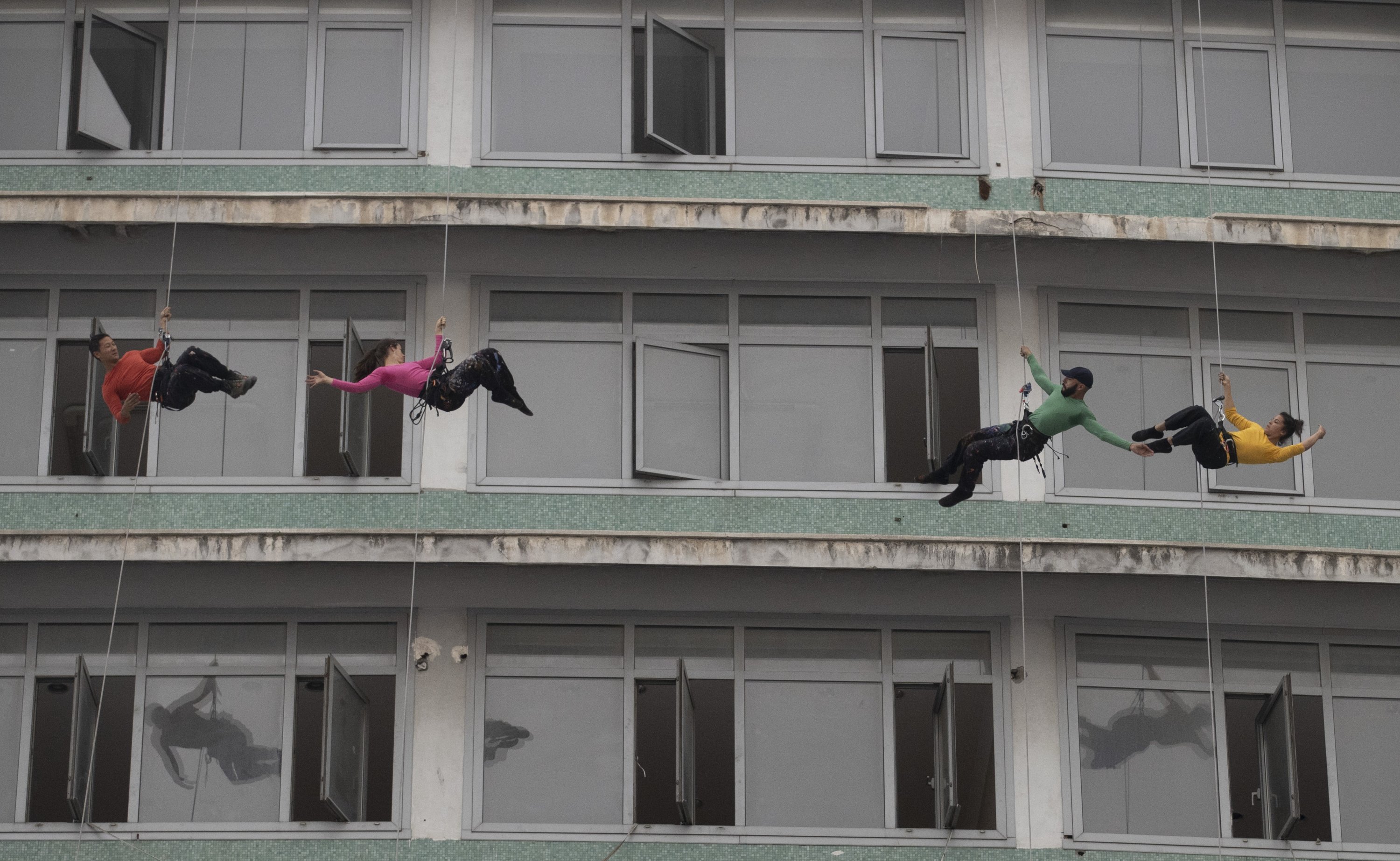 Rombongan performance Prancis Les Passagers yang datang ke Ankara sebagai bagian dari Culture Road Festival, tampil di ketinggian 35 meter di gedung yang terletak di Ulus Square, Ankara, Turki, 11 Juni 2022. (AA Photo)