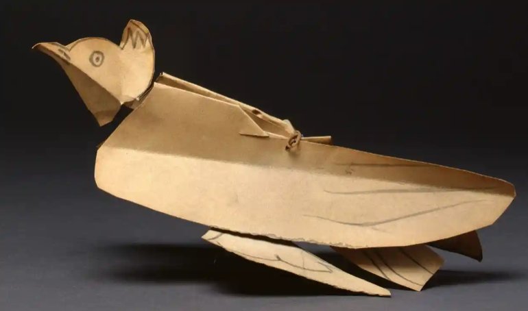 Bidikan diam yang diambil dari halaman web Guardian, menunjukkan origami Picasso yang dibuat untuk putrinya.