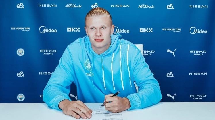 Norwegian striker Erling Haaland signs documents to complete his move to Premier League&#039;s Man City, Manchester, England, June 13, 2022. (IHA Photo)