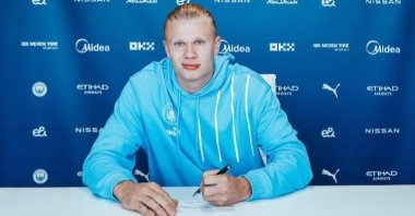 Norwegian striker Erling Haaland signs documents to complete his move to Premier League's Man City, Manchester, England, June 13, 2022. (IHA Photo)