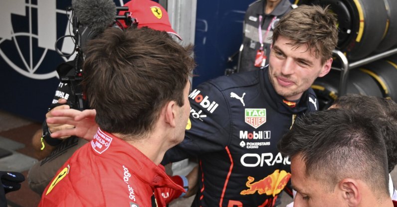 Ο οδηγός της Red Bull, Max Verstappen (R) συγχαίρει τον οδηγό της Ferrari Charles Leclerc για την pole position στο GP του Μονακό, Μόντε Κάρλο, Μονακό, 28 Μαΐου 2022. (AP Photo)