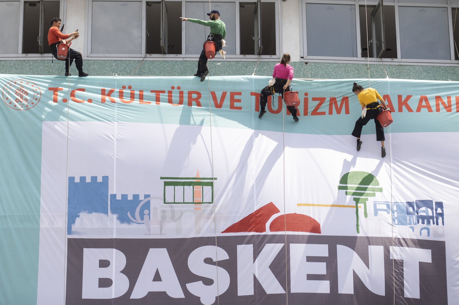 The French performance troupe Les Passagers, who came to Ankara as part of the Culture Road Festival, performed at a height of 35 meters in the building located in Ulus Square, Ankara, Turkey, June 11, 2022. (AA Photo)