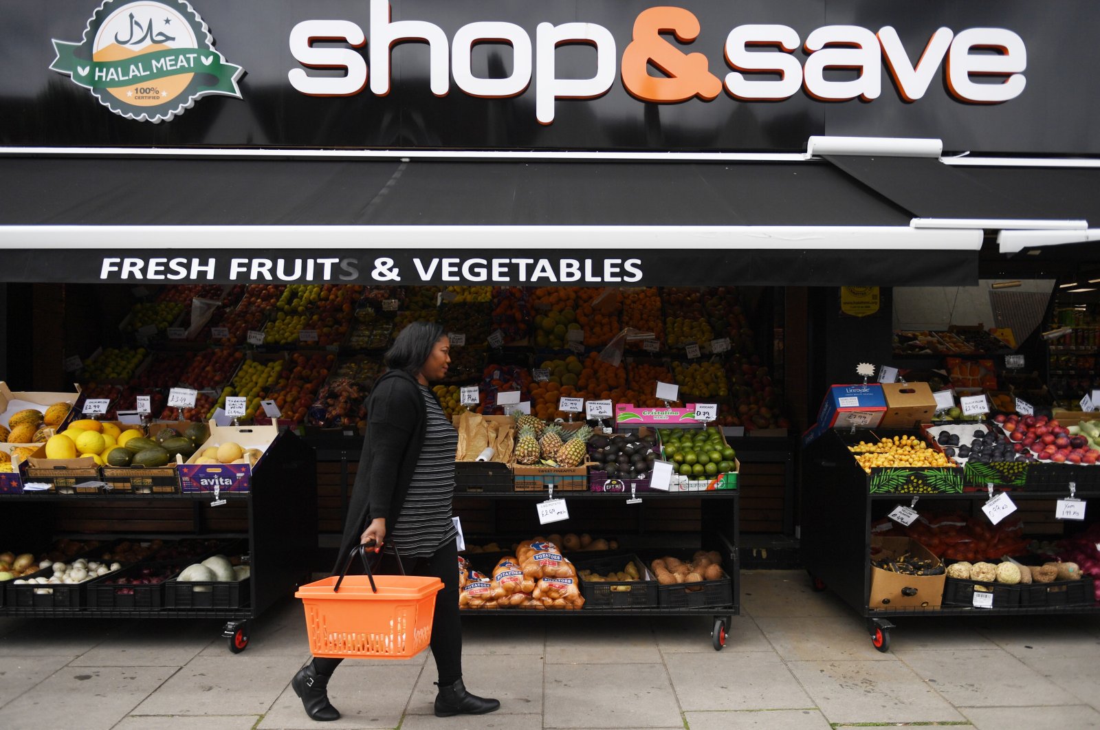 A woman shops in a discount supermarket in London, U.K., June 9, 2022. (EPA Photo)