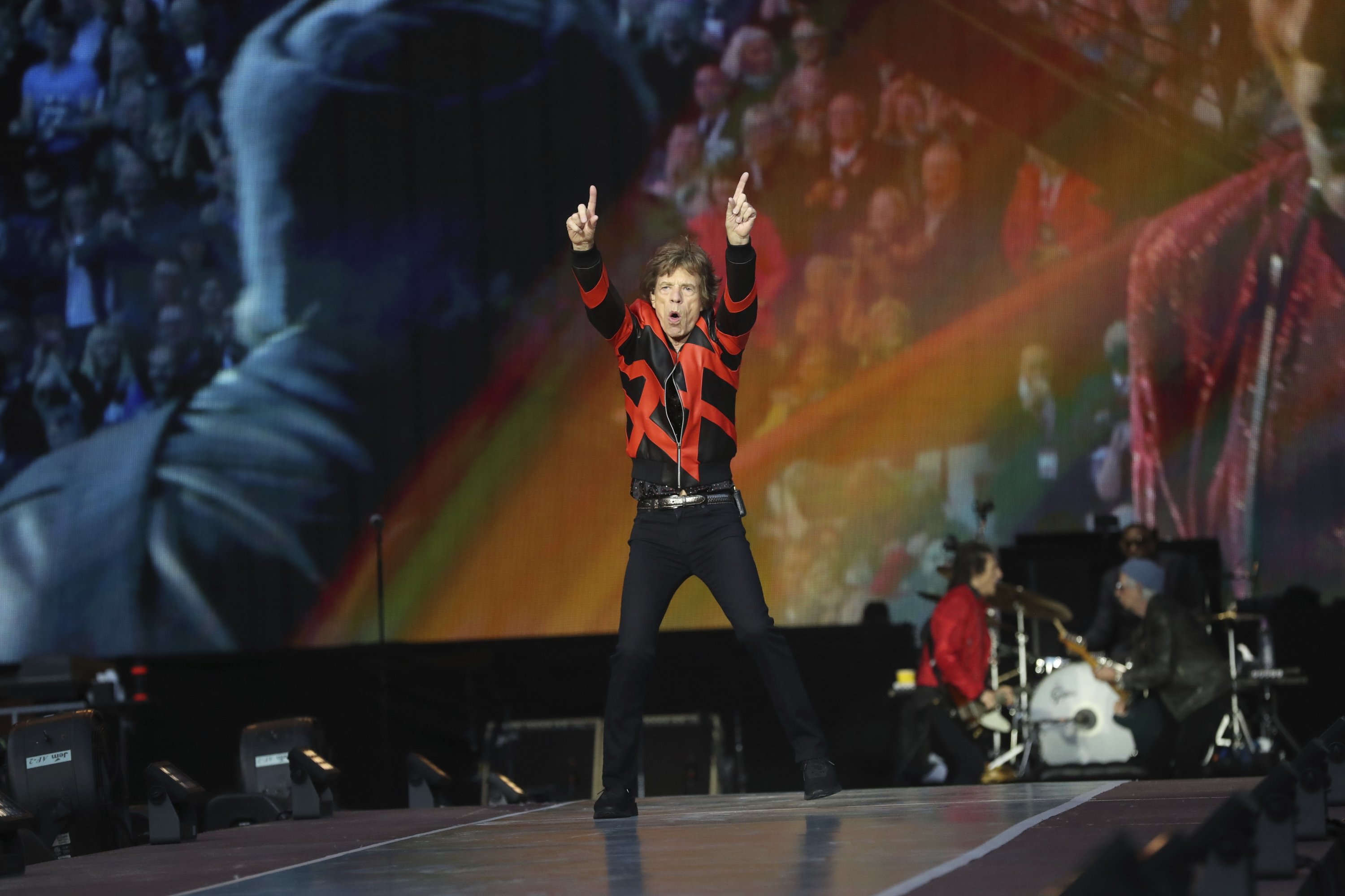 Penyanyi Mick Jagger dari Rolling Stones bermain di atas panggung di stadion Anfield di Liverpool, Inggris, selama konser sebagai bagian dari konser mereka. 