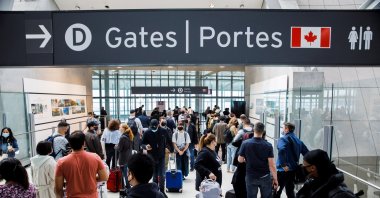Travelers crowd the security queue in the departures lounge at the start of the Victoria Day holiday long weekend at Toronto Pearson International Airport in Mississauga, Ontario, Canada, May 20, 2022. (Reuters File Photo)