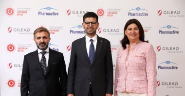 Chairperson of the Pharmactive Board of Directors Haluk Sancak (L), head of the Investment Office Burak Dağlıoğlu (C) and General Manager of Gilead Sciences Turkey Şebnem Girgin pose after a press meeting held in Istanbul, Turkey. (Courtesy of Investment Office)
