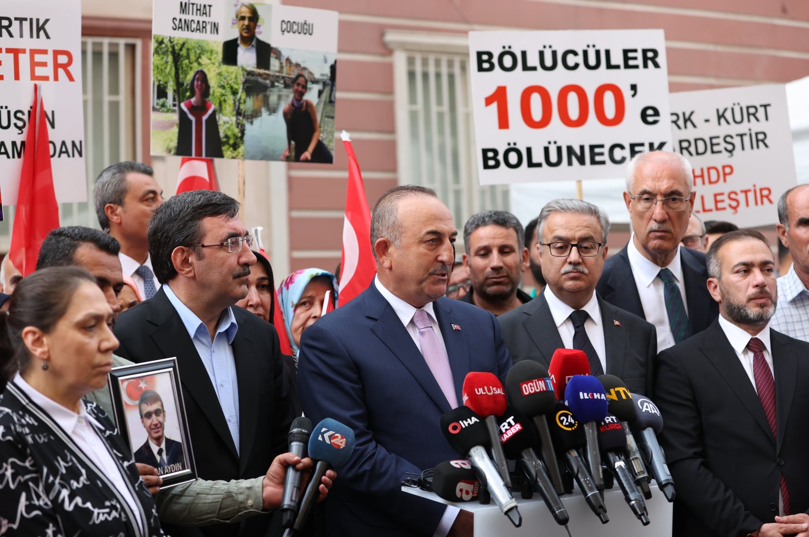 Ulkoministeri Mevlüt Çavuşoğlu vierailee Diyarbakırin vanhempien luona, jotka protestoivat PKK:ta kannattavan HDP:n päämajan edessä 13. kesäkuuta 2022. (AA-kuva)