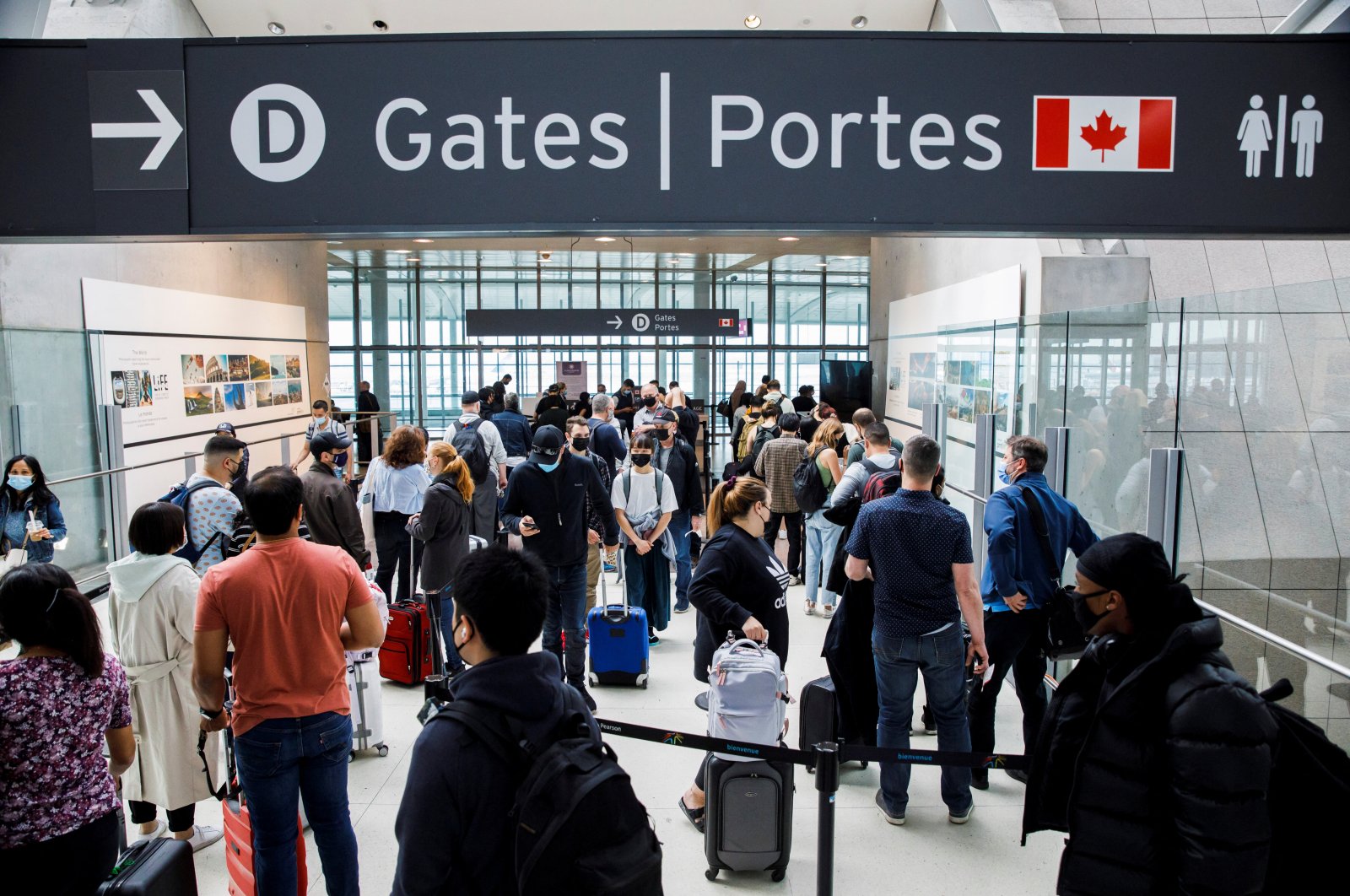 Travelers crowd the security queue in the departures lounge at the start of the Victoria Day holiday long weekend at Toronto Pearson International Airport in Mississauga, Ontario, Canada, May 20, 2022. (Reuters File Photo)
