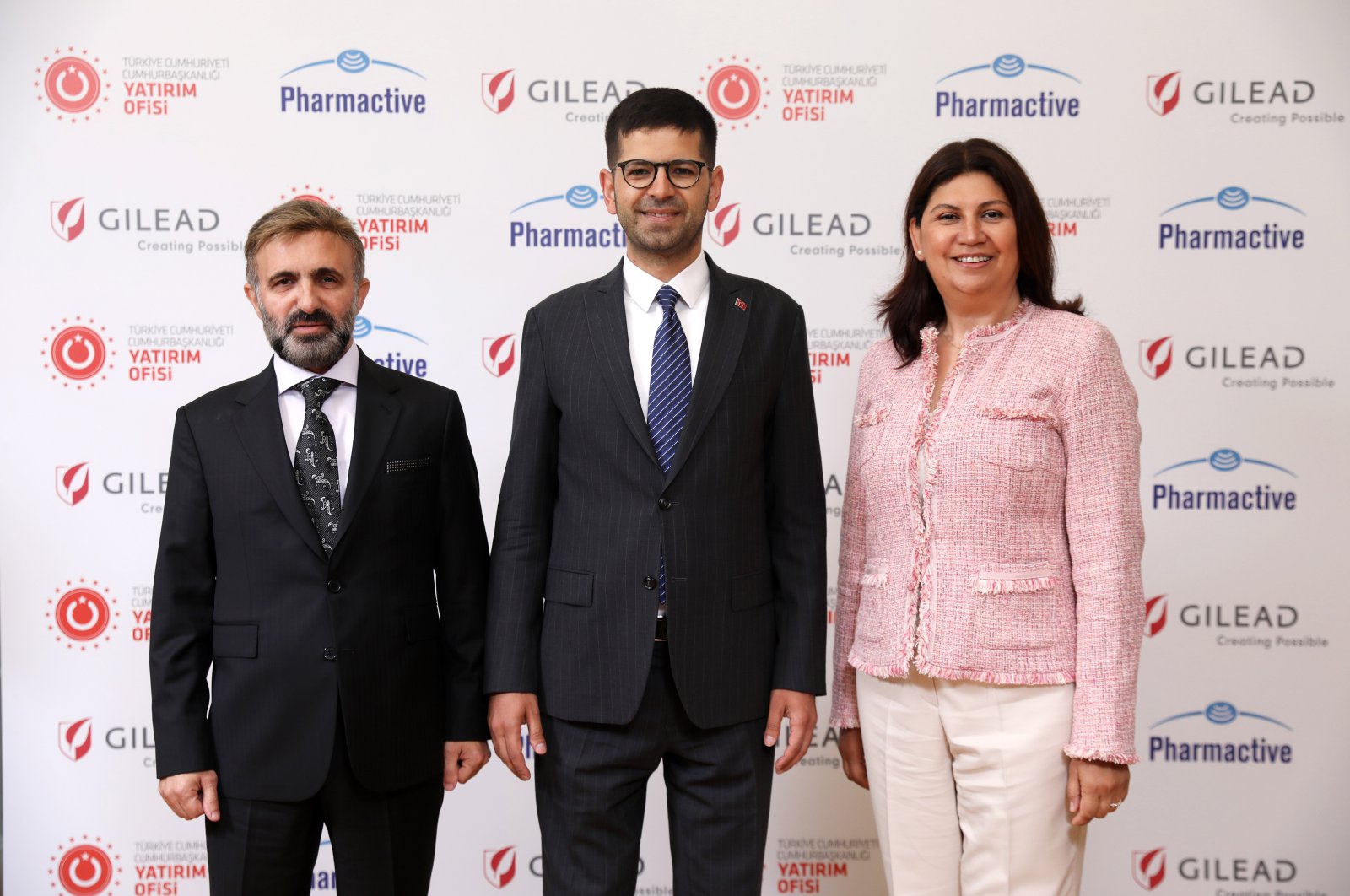 Chairperson of the Pharmactive Board of Directors Haluk Sancak (L), head of the Investment Office Burak Dağlıoğlu (C) and General Manager of Gilead Sciences Turkey Şebnem Girgin pose after a press meeting held in Istanbul, Turkey. (Courtesy of Investment Office)