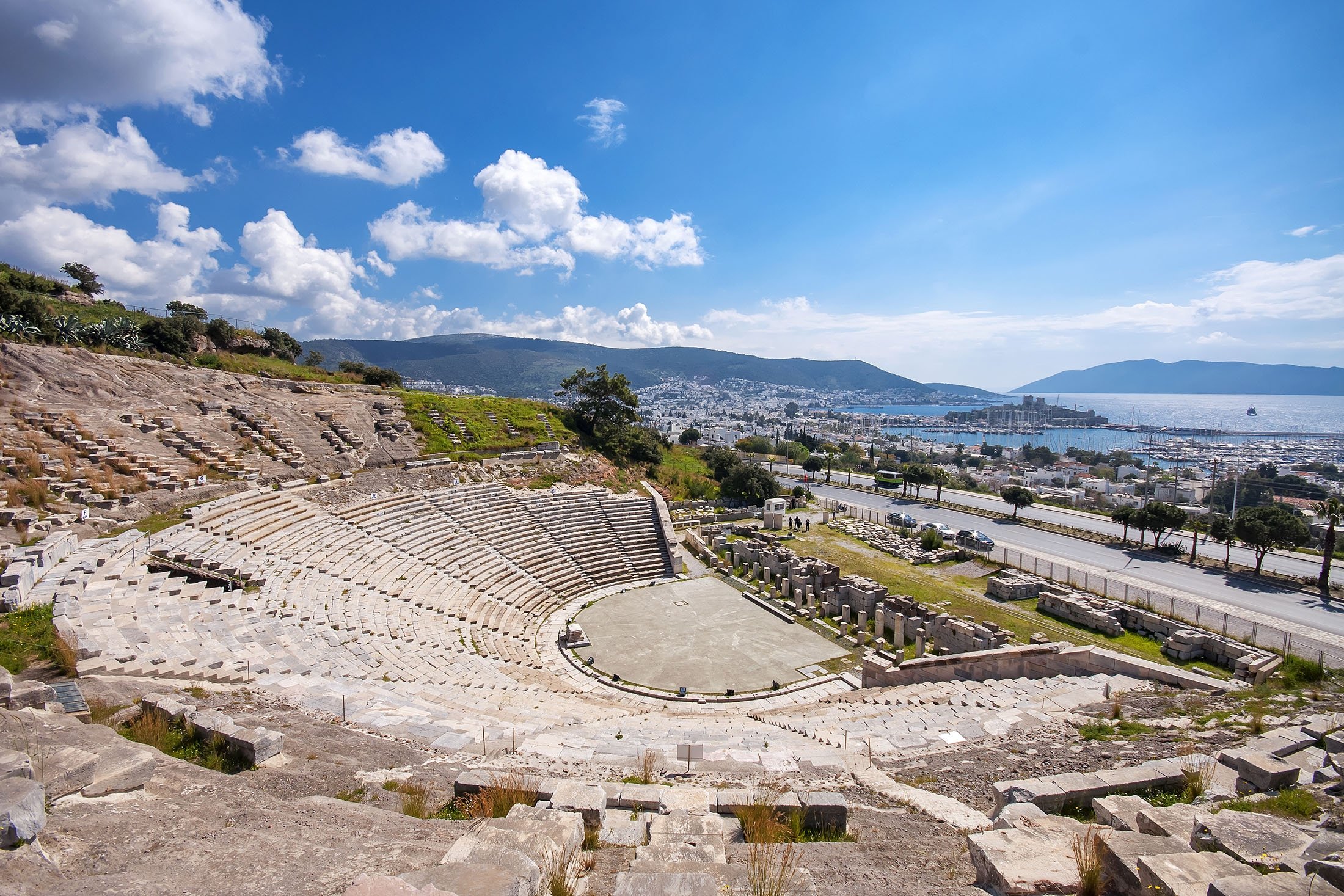 Teater antik Yunani-Romawi atau dikenal sebagai Teater di Halicarnassus, dibangun pada abad keempat dan menghadap ke teluk dan kastil Bodrum.  (Foto Shutterstock)