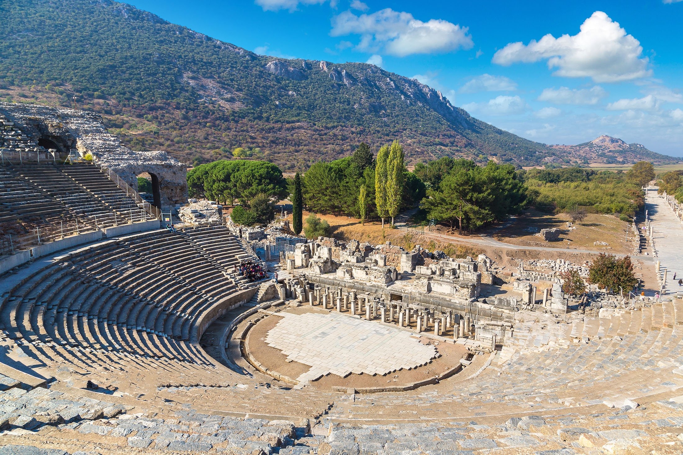 Teater antik kota kuno Efesus yang paling terpelihara secara spektakuler di Turki memberikan pengalaman sekali seumur hidup saat menyelenggarakan pertunjukan.  (Foto Shutterstock)