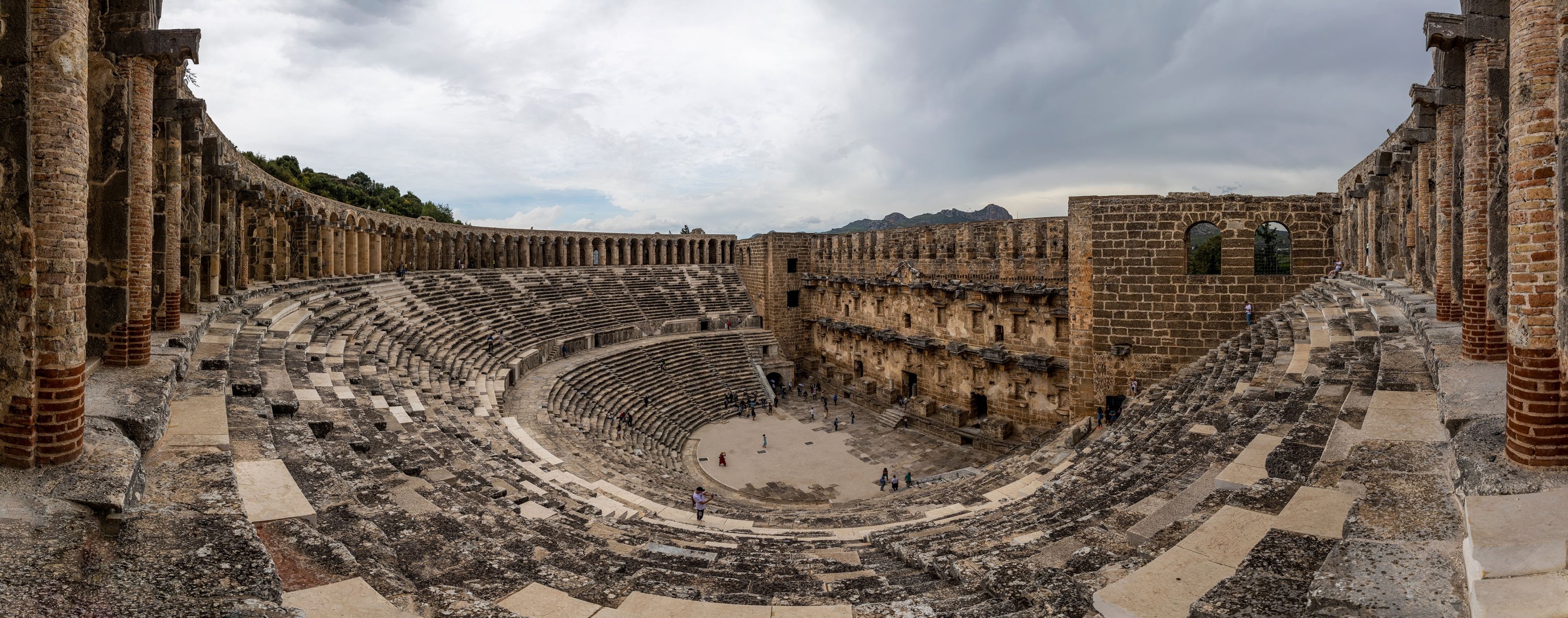 Dibangun pada tahun 155 oleh Arsitek Yunani Zenon, Aspendos dikenal sebagai teater kuno terpelihara terbaik yang menyediakan tempat duduk untuk 7.000 orang.  (Foto Shutterstock)