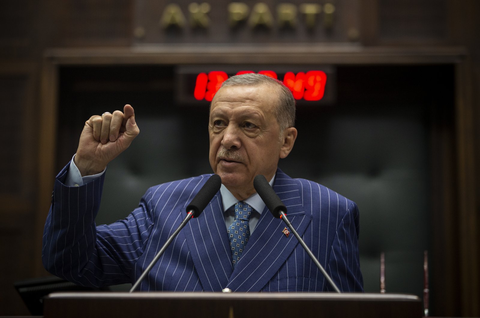 Presidentti Recep Tayyip Erdoğan pitää puheen puolueensa ryhmäkokouksessa parlamentissa pääkaupungissa Ankarassa, Turkissa 15. kesäkuuta 2022. (AA-kuva)