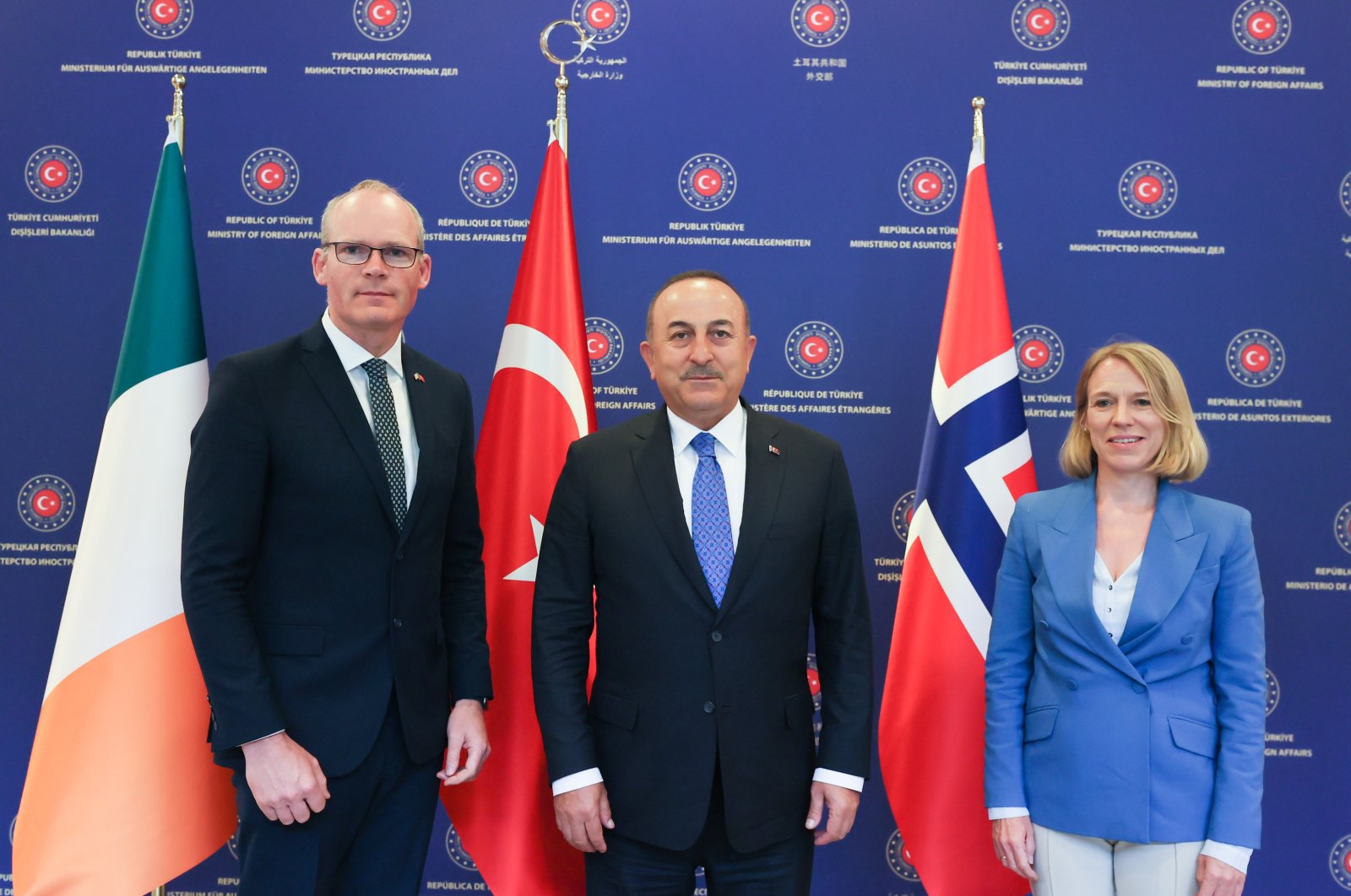 Ulkoministeri Mevlüt Çavuşoğlu piti yhteisen lehdistötilaisuuden Irlannin ulkoministerin Simon Coveneyn ja Norjan ulkoministerin Anniken Huitfeldtin kanssa Ankarassa, Turkissa 15. kesäkuuta 2022. (AA-kuva)