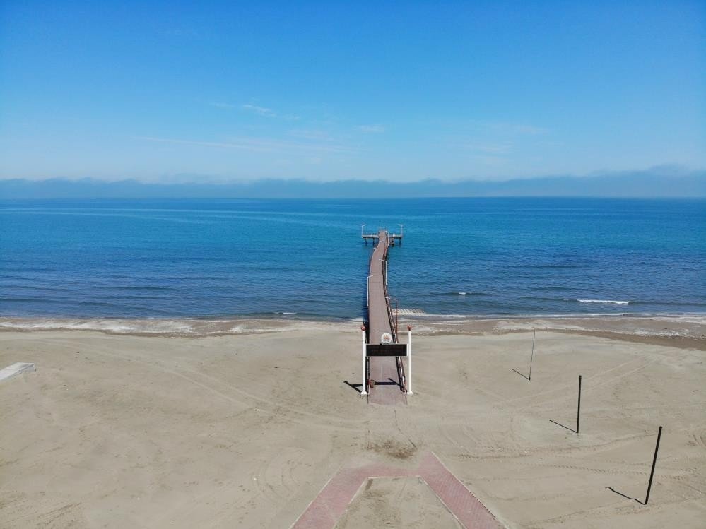 Pemandangan pantai Sarımsaklı yang terkenal di dunia di distrik Ayvalık di Balıkesir, Turki barat daya, 16 Juni 2022. (Foto IHA)  