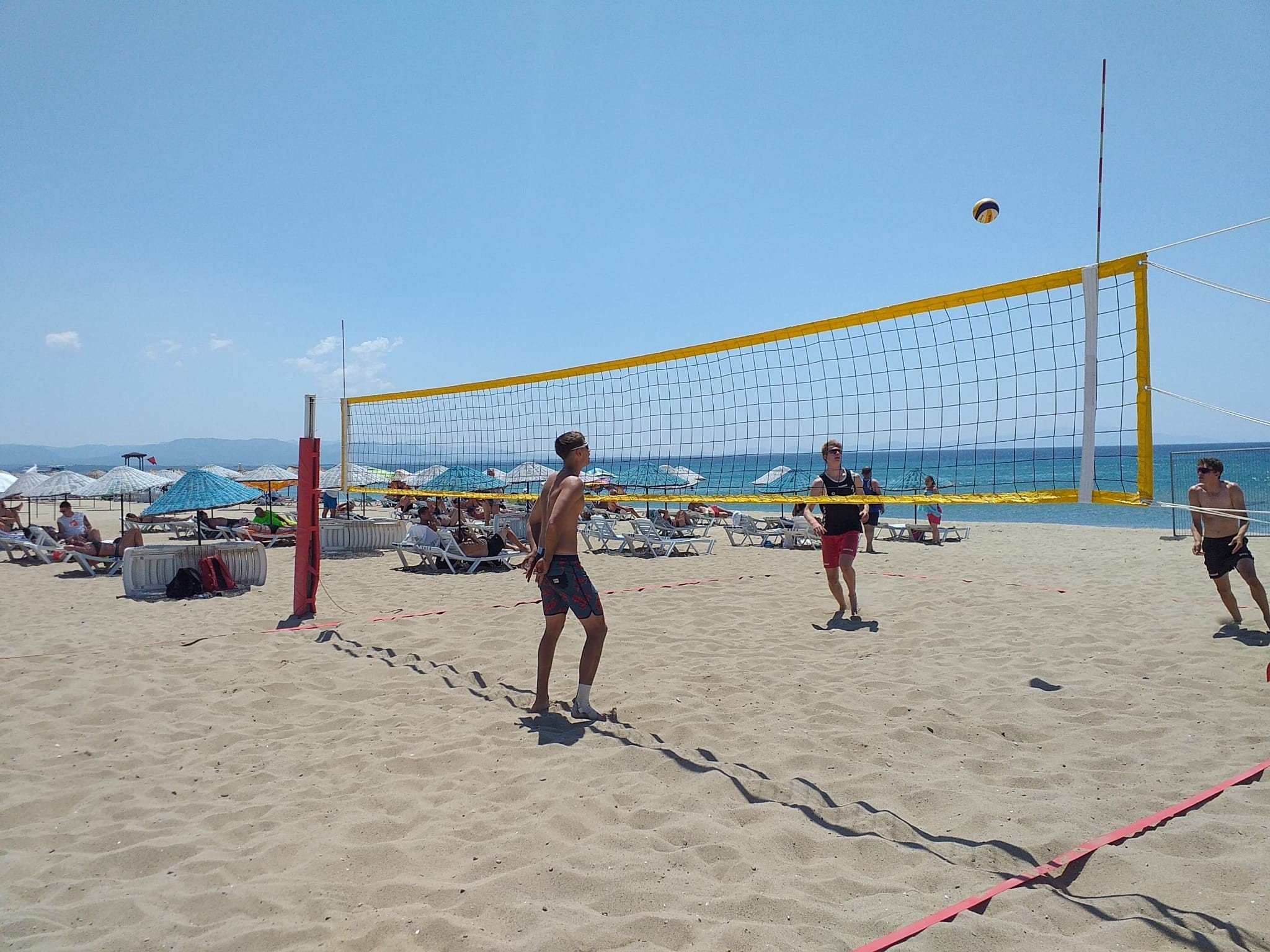 Para pemain bertanding di ajang Volleyball World Beach Pro Tour Future 2022, Balıkesir, Turki barat daya, 16 Juni 2022. (Foto IHA)