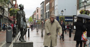 A man walks past the statue of author James Joyce on the main shopping boulevard of Dublin, Ireland, April 26, 2012. (AFP Photo)