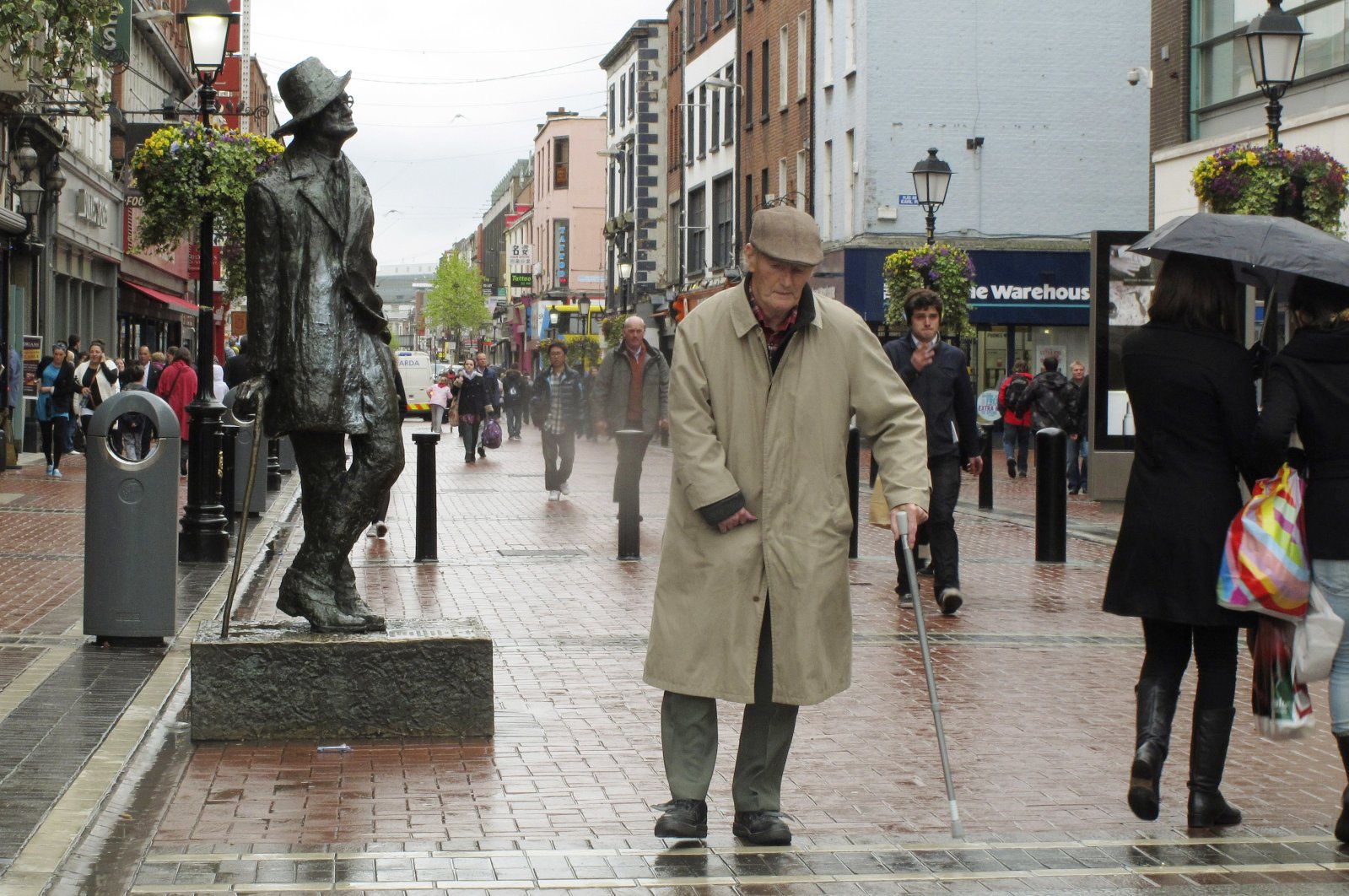A man walks past the statue of author James Joyce on the main shopping boulevard of Dublin, Ireland, April 26, 2012. (AFP Photo)