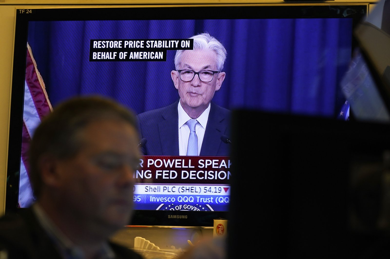 U.S. Federal Reserve (Fed) Chairman Jerome Powell&#039;s news conference is displayed on television while traders work on the floor at the New York Stock Exchange in New York, June 15, 2022. (AP Photo)