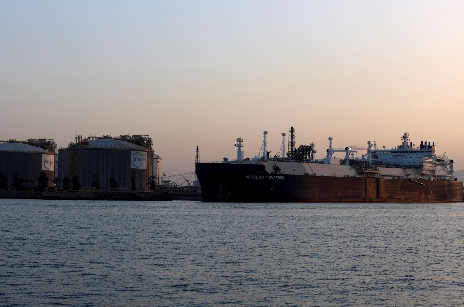 The Nikolay Yevgenov, a ship carrying Russian liquefied natural gas (LNG), is seen next to the terminal of Spanish gas grid operator Enagas ENAG.MC, at the port of Barcelona, Spain, June 4, 2022. (Reuters Photo)