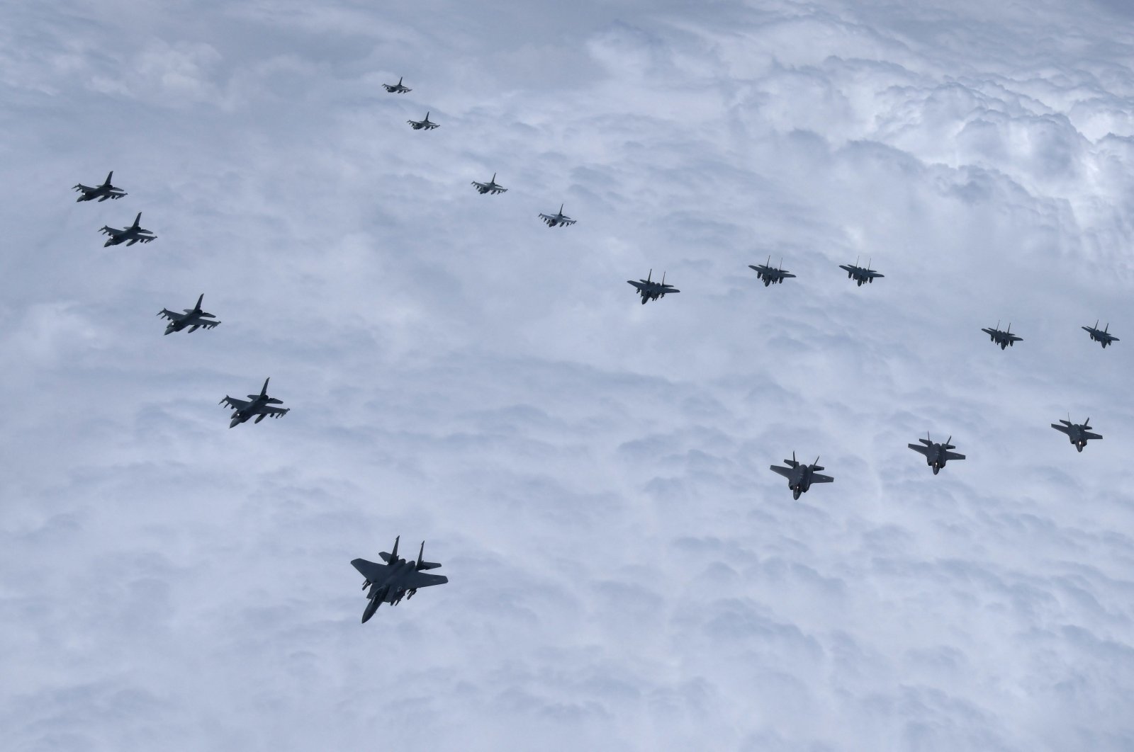 Etelä-Korean sotakoneet, mukaan lukien F-35-stealth-hävittäjät, ja Yhdysvaltain F-16-suihkukoneet, jotka lentävät taktisessa kokoonpanossa Etelä-Korean ilmatilassa, 7.6.2022. (Kuva Etelä-Korean puolustusministeriö AFP:n kautta)