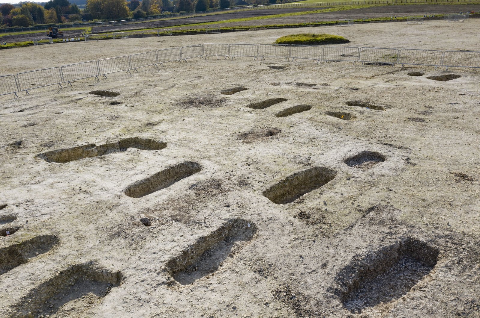 Salah satu situs pemakaman Anglo-Saxon terbesar di Inggris ditemukan di sepanjang jalur kereta