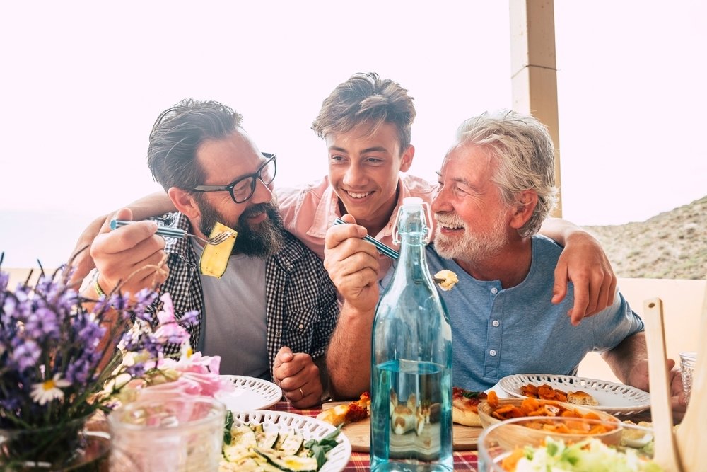 Seorang ayah, kakek dan anak menikmati makan bersama.  (Foto Shutterstock)