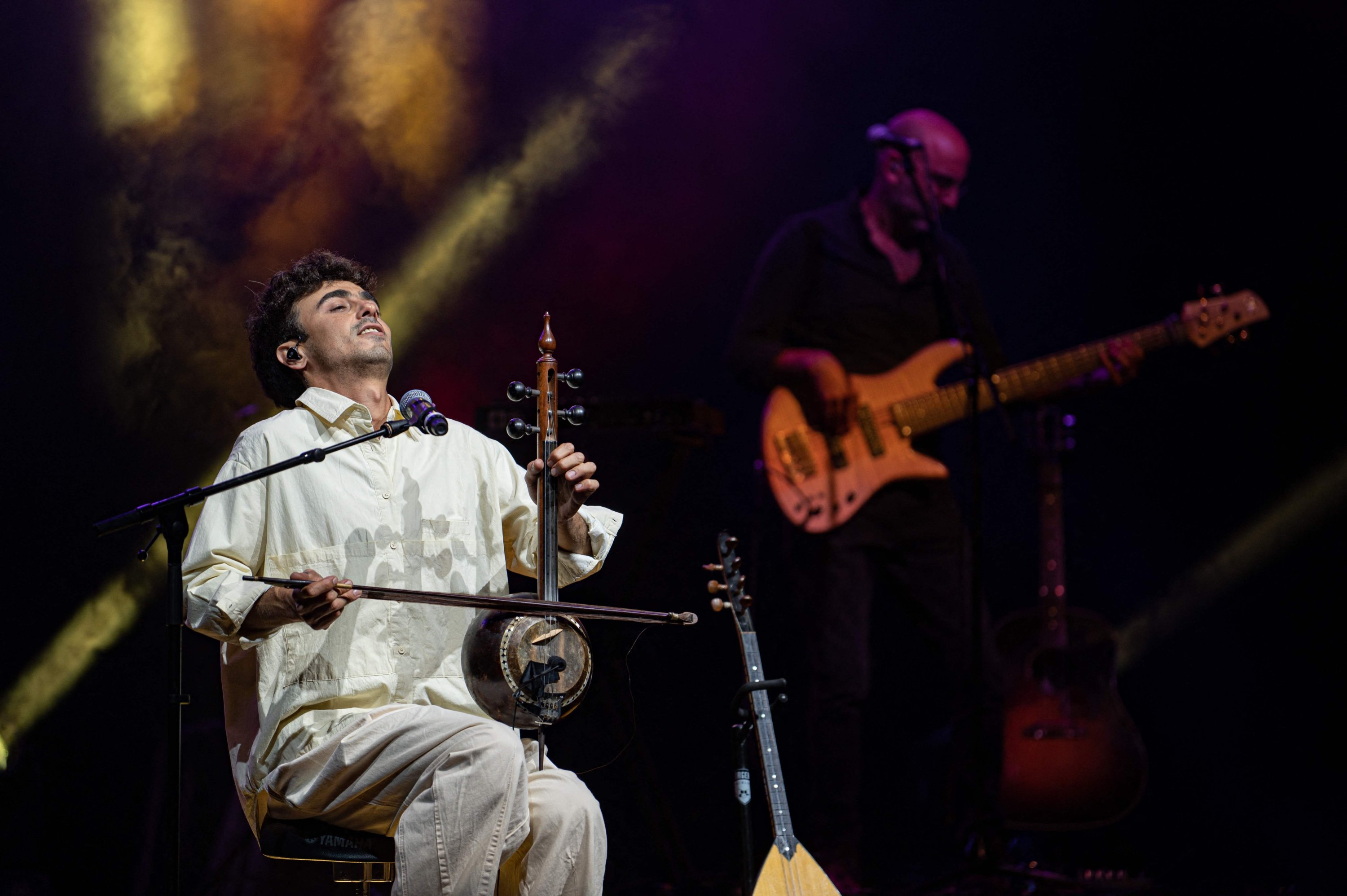 Mark Eliyahu tampil di atas panggung selama Harbiye Open Air Concert di Istanbul, 13 Juni 2022. (AFP)