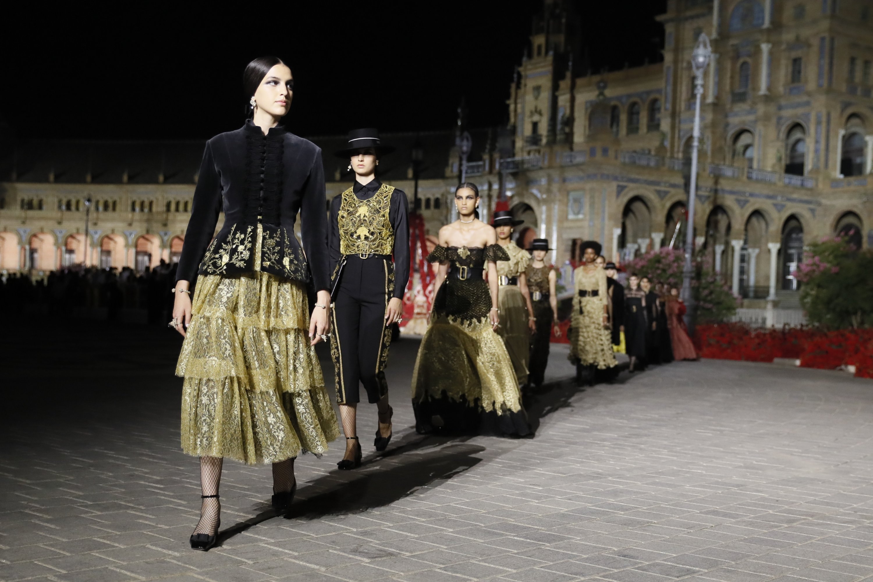Model menampilkan koleksi Dior 'The Cruise 2023', yang dirancang oleh Italia Maria Grazia Chiuri, di Spain Square di Seville, Spanyol, 16 Juni 2022. (EPA Photo)