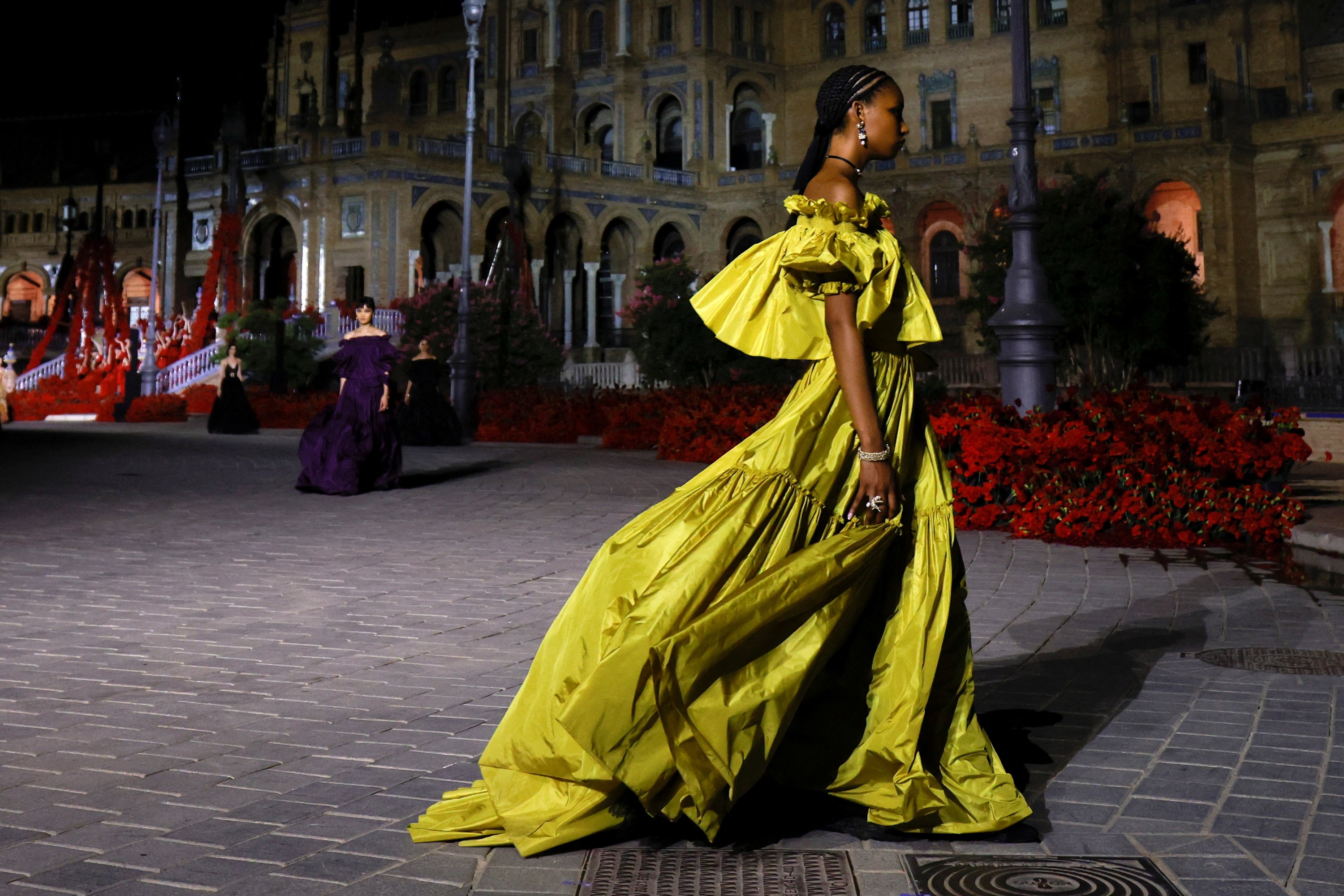 Model memamerkan pakaian Christian Dior selama acara pelayaran untuk mengungkap koleksi 2023, di Seville, Spanyol, 16 Juni 2022. (Foto Reuters)