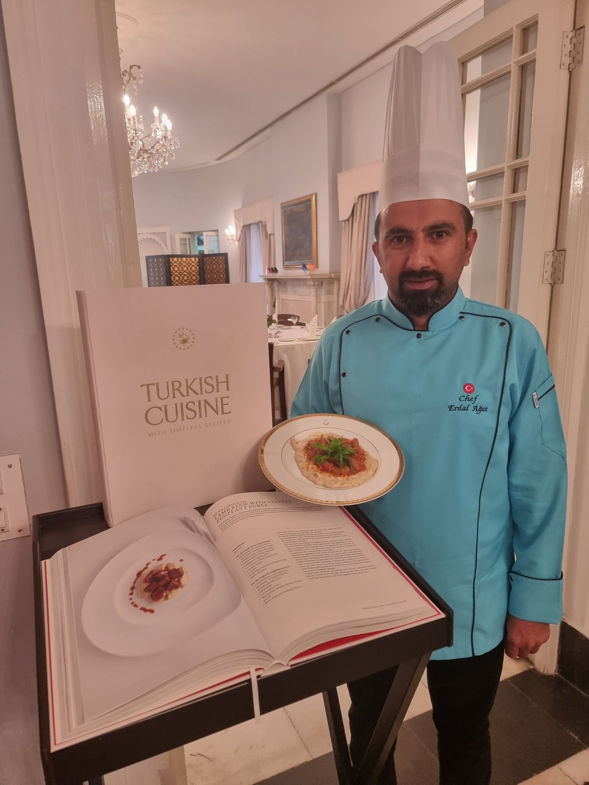 Chef Erdal Ağat poses with hünkar beğendi, or lamb stew with velvety eggplant puree in New Delhi.  (Twitter/Turkish Embassy in New Delhi)