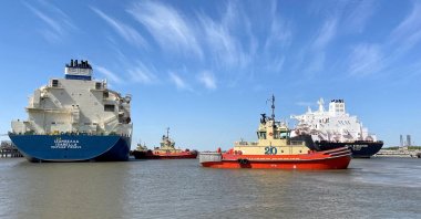 An LNG tanker is guided by tug boats at the Cheniere Sabine Pass LNG export unit in Cameron Parish, Louisiana, U.S., April 14, 2022. (Reuters Photo)