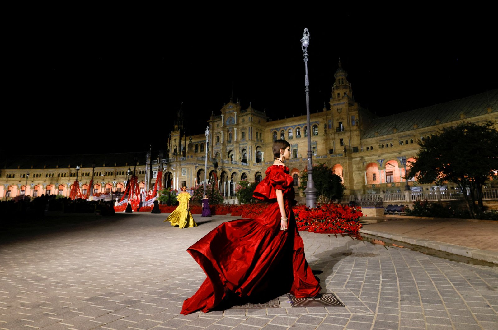 Olé!  Api Flamenco menghangatkan rumah haute couture Prancis Dior