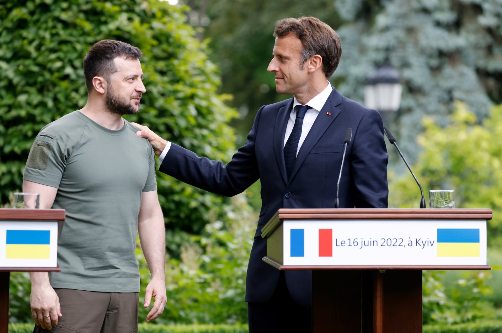 Ukrainian President Volodymyr Zelenskyy (L) and French President Emmanuel Macron look at each other during a press conference in Kyiv, Ukraine, June 16, 2022. (AP Photo)