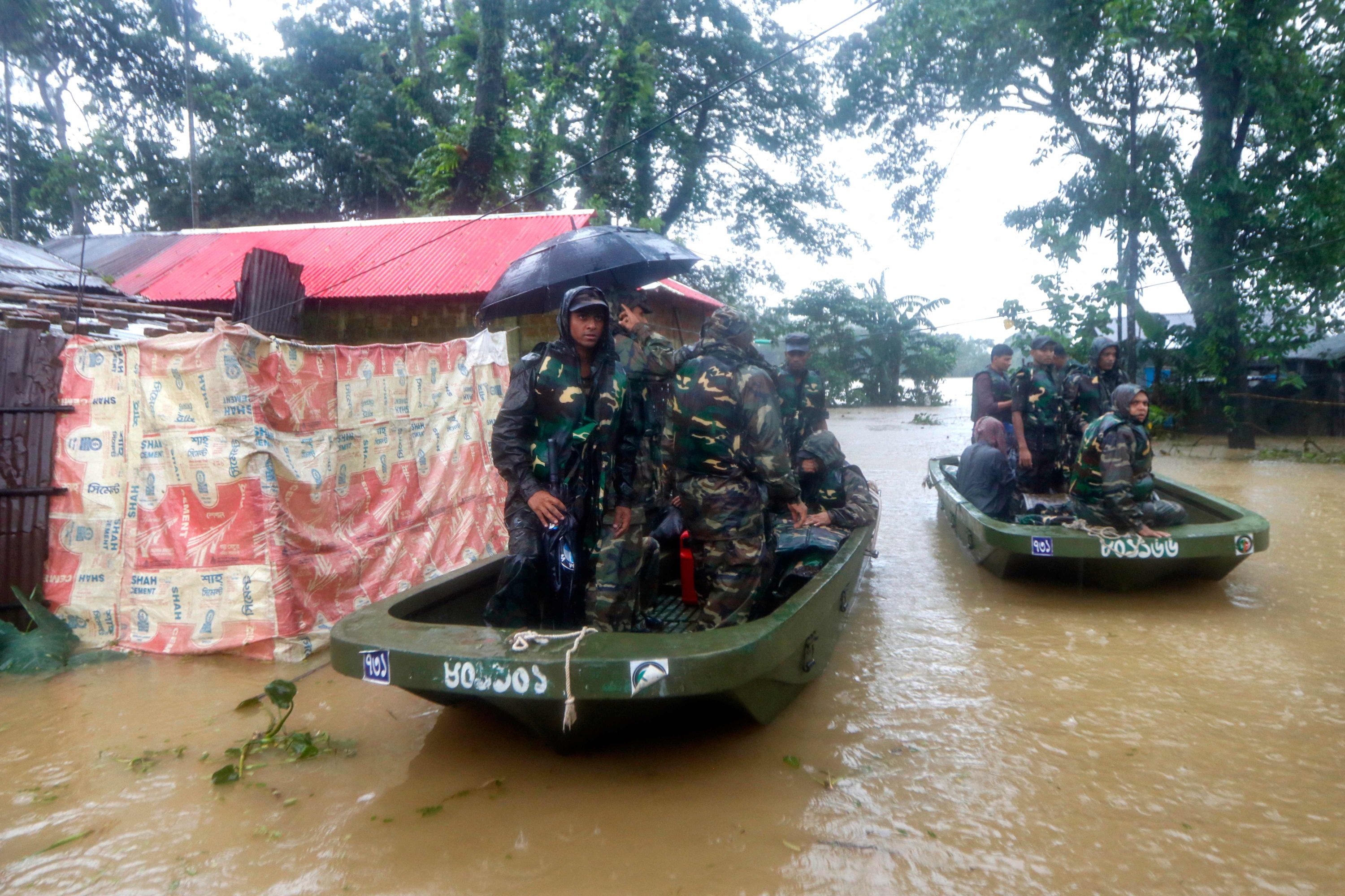 Personel tentara Bangladesh mengevakuasi orang-orang yang terkena dampak dari daerah banjir setelah hujan lebat monsun di Sylhet, Bangladesh, 18 Juni 2022. (AFP Photo)