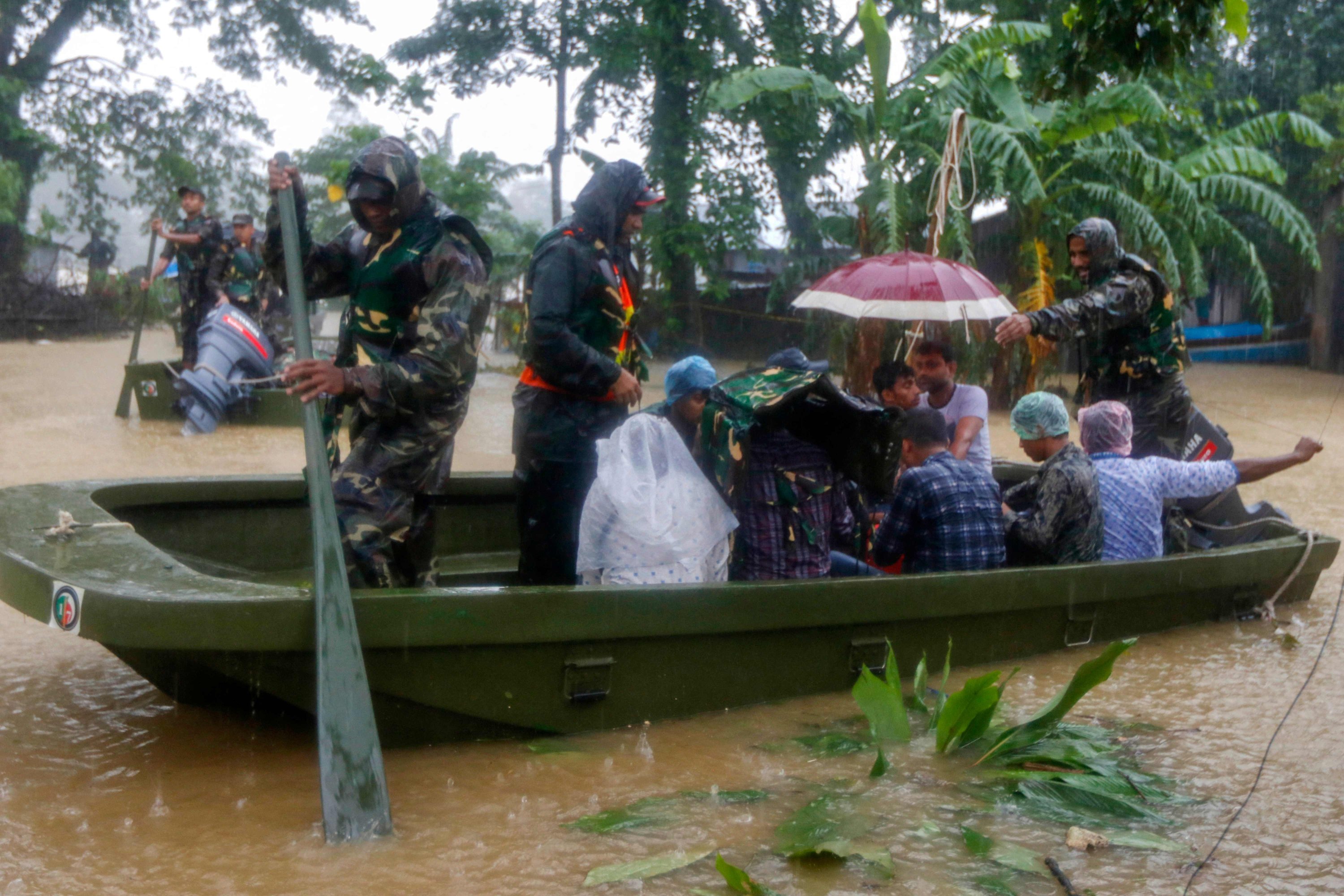 Personel tentara Bangladesh mengevakuasi orang-orang yang terkena dampak dari daerah banjir setelah hujan lebat monsun di Sylhet, Bangladesh, 18 Juni 2022. (AFP Photo)