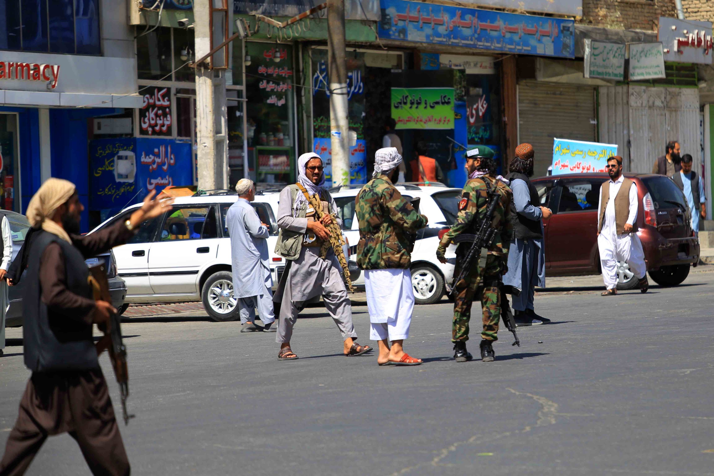 Taliban berjaga di dekat lokasi ledakan dan baku tembak di kuil Sikh, Kabul, Afghanistan, 18 Juni 2022. (EPA Photo)